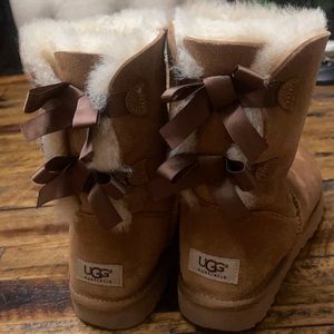 Uggs Bsily bow tan size 7